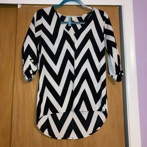 Francesca's S Chevron Black White V-Neck Work Shirt